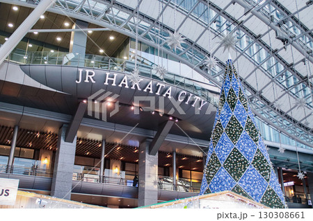 博多駅とクリスマスツリー／福岡県福岡市博多区 130308661