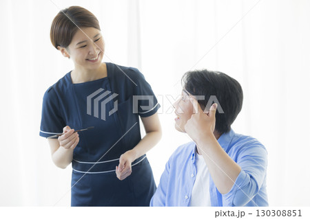 眉メイクをしてもらう男性 130308851