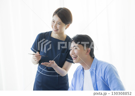 眉メイクをしてもらう男性 130308852
