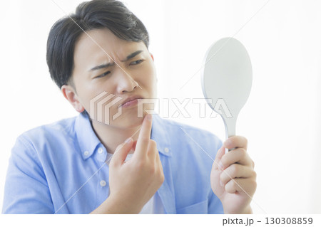 手鏡を見る男性 130308859