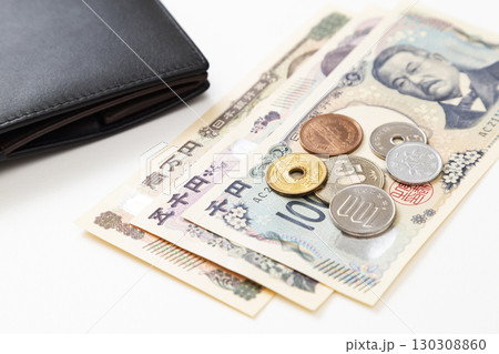 白背景に日本のお金と財布 130308860