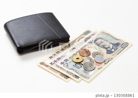 白背景に日本のお金と財布 130308861