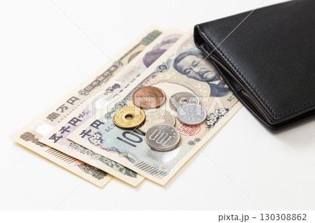 白背景に日本のお金と財布 130308862