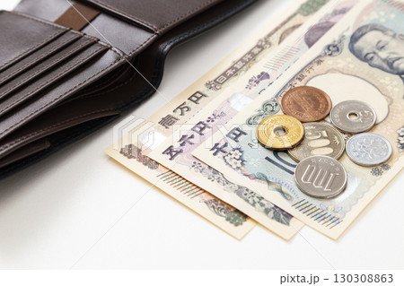 白背景に日本のお金と財布 130308863