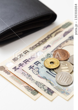 白背景に日本のお金と財布 白背景に日本のお金と財布 130308864