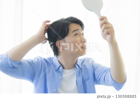 手鏡を見る男性 手鏡を見る男性 130308885