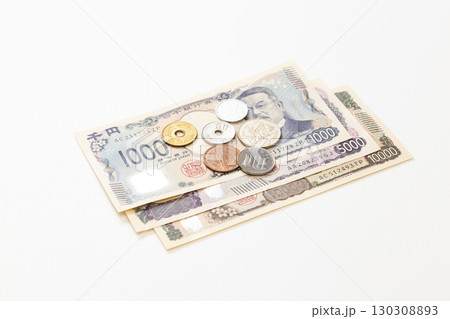 白背景に日本のお金 白背景に日本のお金 130308893
