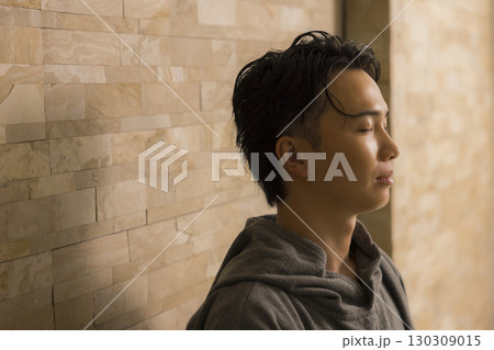 サウナの男性 130309015