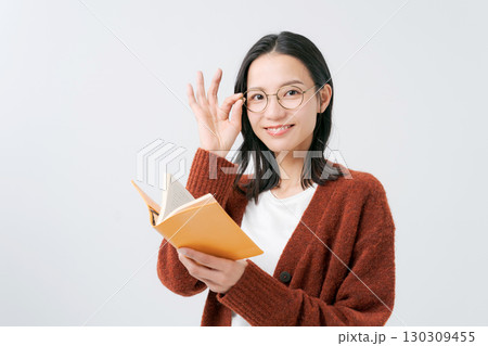 読書をする女性 130309455