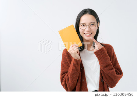 読書をする女性 130309456