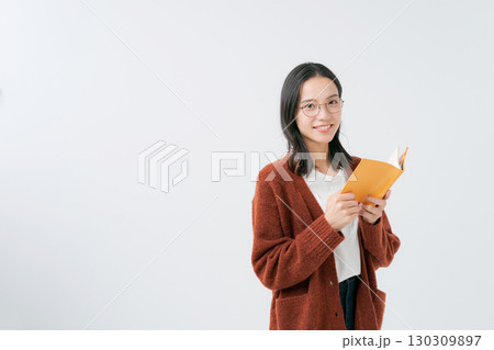 読書をする女性 読書をする女性 130309897