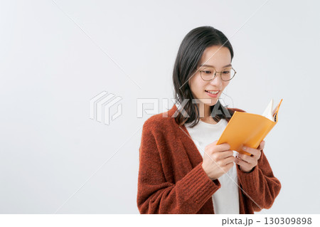 読書をする女性 130309898