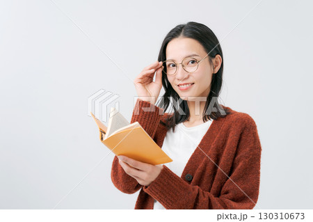 読書をする女性 読書をする女性 130310673