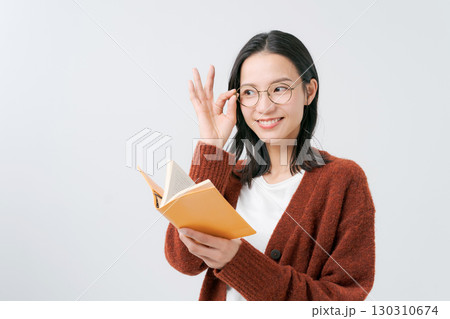 読書をする女性 130310674
