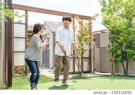 リゾートホテルでパターゴルフをして楽しむカップル(レジャー,バカンス) リゾートホテルでパターゴルフをして楽しむカップル(レジャー,バカンス) 130310850