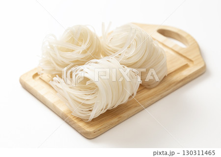 白背景にライスヌードル 白背景にライスヌードル 130311465