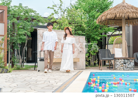 リゾートホテルのプールサイドを歩く若いアジア人カップルの男女(旅行,ハネムーン,バカンス) リゾートホテルのプールサイドを歩く若いアジア人カップルの男女(旅行,ハネムーン,バカンス) 130311507