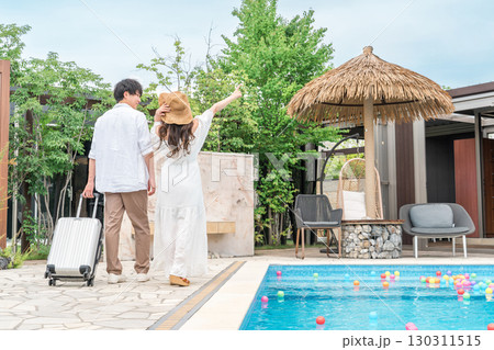 リゾートホテルのプールサイドを歩く若いアジア人カップルの男女(旅行,ハネムーン,バカンス) リゾートホテルのプールサイドを歩く若いアジア人カップルの男女(旅行,ハネムーン,バカンス) 130311515