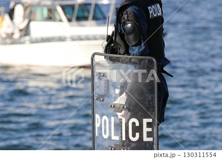 港湾地区におけるテロ対策訓練の情景：透明盾を手に警戒する機動隊員（腰部分） 130311554