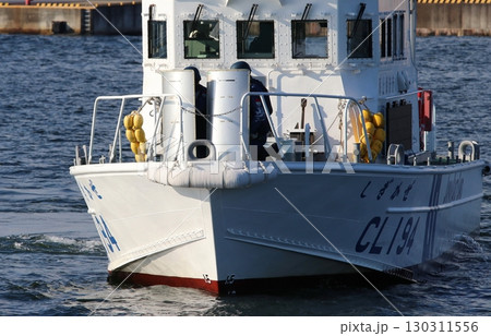 港湾地区におけるテロ対策訓練の情景：不審船に接近する巡視艇と、海上保安官（盾の背後・2名） 130311556