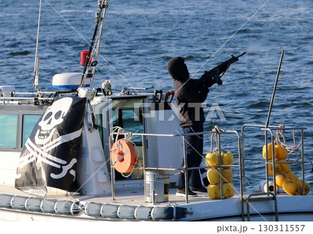 港湾地区におけるテロ対策訓練の情景：自動小銃を威嚇発砲するテロリストの演出 130311557