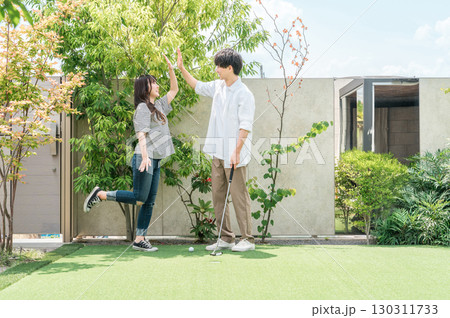 パターゴルフをして遊ぶカップル,夫婦 130311733