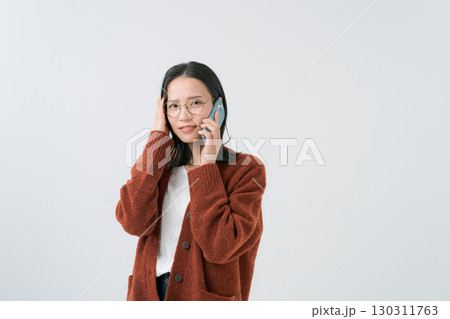 通話をする困った表情の女性 通話をする困った表情の女性 130311763
