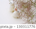 スモークツリーの花穂に集まるフェルトのウサギ　 130311776