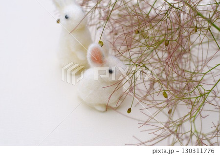 スモークツリーの花穂に集まるフェルトのウサギ　 130311776