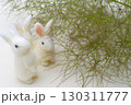 スモークツリーの花穂に集まるフェルトのウサギ　 130311777