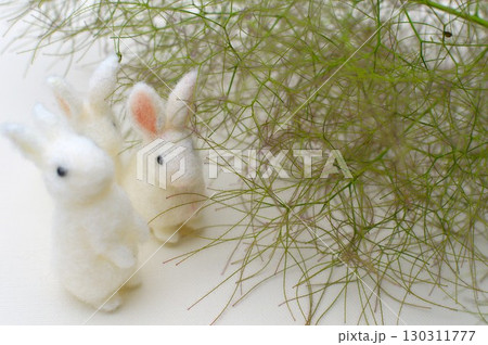 スモークツリーの花穂に集まるフェルトのウサギ　 130311777