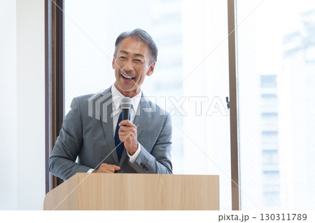 プレゼンテーションをするシニアビジネスマン 130311789