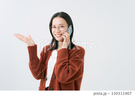 スマホを持って案内をする女性 スマホを持って案内をする女性 130311907