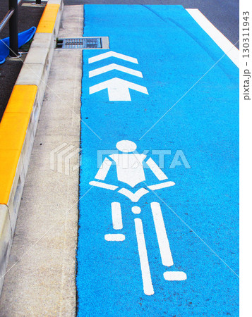 自転車専用通行帯のある風景 自転車専用通行帯のある風景 130311943