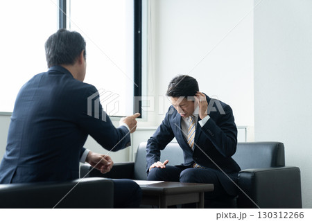怒られるミドルのビジネスマン 130312266