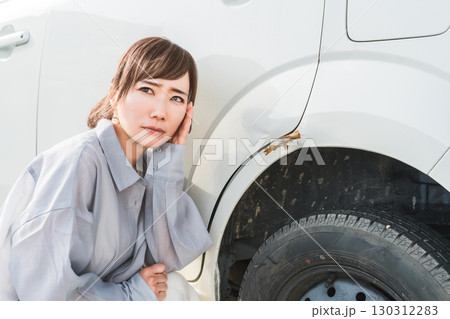 事故で車をぶつけてショックを受けるアジア人女性（擦る,傷,ロードサービス） 130312283