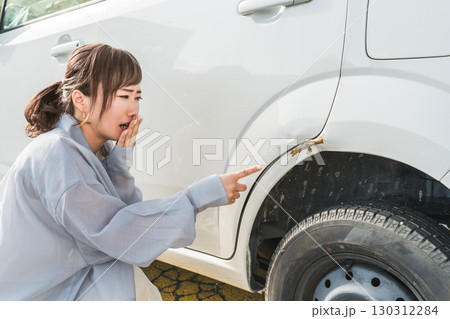 事故で車をぶつけてショックを受けるアジア人女性（擦る,傷,ロードサービス） 130312284