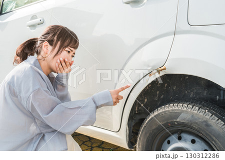 事故で車をぶつけてショックを受けるアジア人女性（擦る,傷,ロードサービス） 130312286