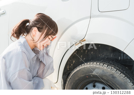事故で車をぶつけてショックを受けるアジア人女性（擦る,傷,ロードサービス） 130312288