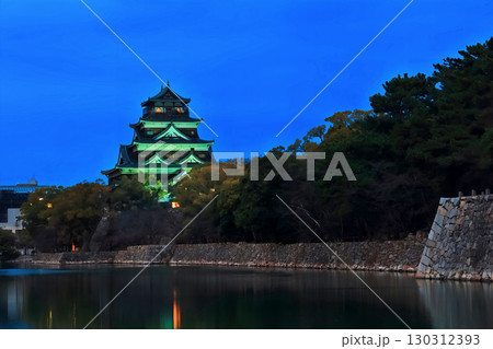 【広島県】内堀から見るライトアップされた広島城の夜景(本丸と天守) 【広島県】内堀から見るライトアップされた広島城の夜景(本丸と天守) 130312393