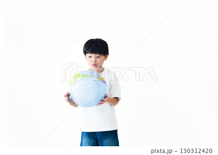 地球儀を持つ子ども 130312420