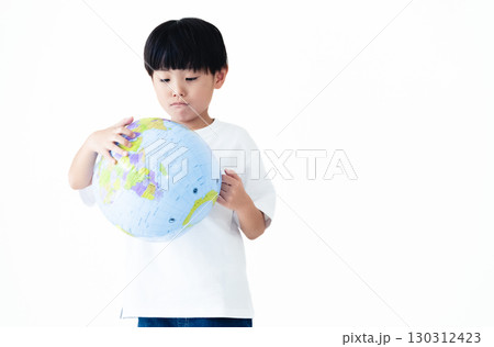 地球儀を持つ子ども 地球儀を持つ子ども 130312423