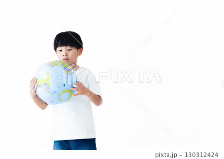 地球儀を持つ子ども 地球儀を持つ子ども 130312424