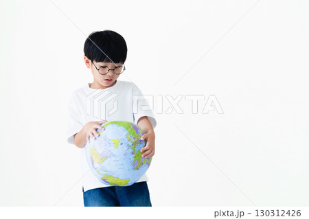 地球儀を持つ子ども 130312426