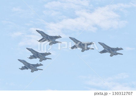 編隊飛行を行うアメリカ海軍のF/A-18 スーパーホーネット 130312707