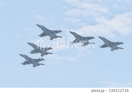 編隊飛行を行うアメリカ海軍のF/A-18 スーパーホーネット 編隊飛行を行うアメリカ海軍のF/A-18 スーパーホーネット 130312716