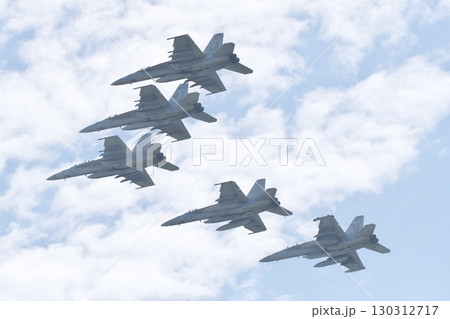 編隊飛行を行うアメリカ海軍のF/A-18 スーパーホーネット 130312717