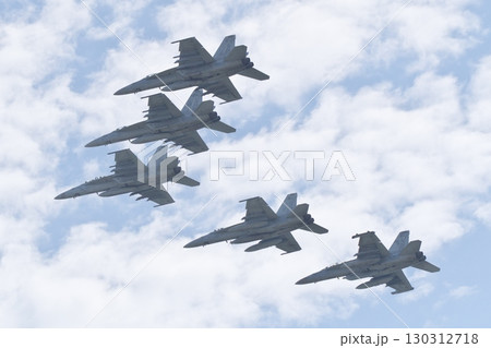編隊飛行を行うアメリカ海軍のF/A-18 スーパーホーネット 130312718