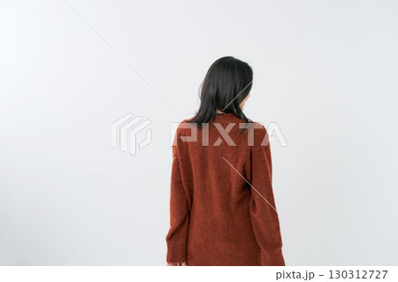 カーディガンを着た女性の後ろ姿 カーディガンを着た女性の後ろ姿 130312727