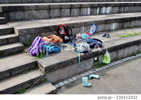 公園に乱雑に置かれた子供の荷物 公園に乱雑に置かれた子供の荷物 130312832